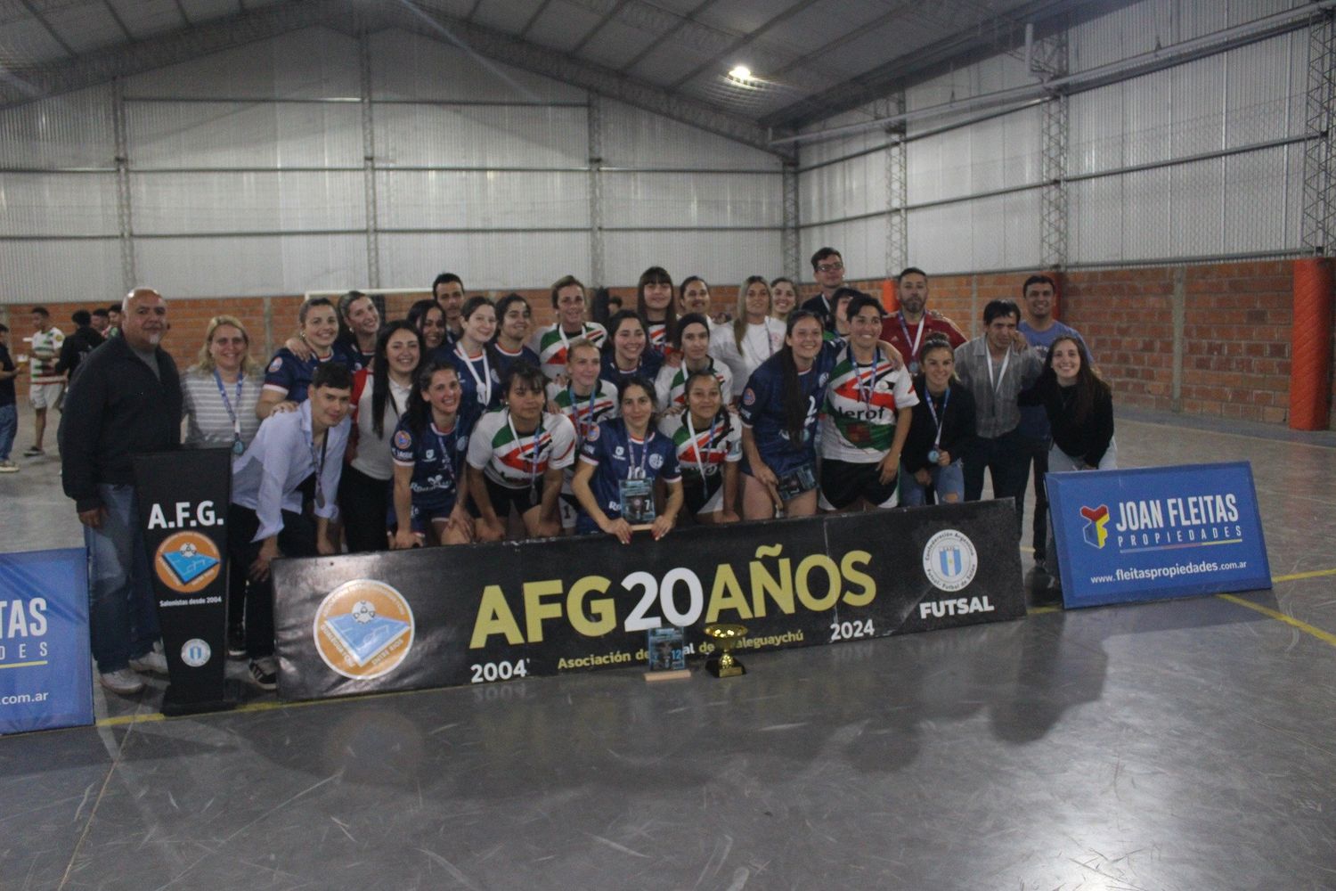 Rivales no enemigas. Los planteles de CEF N°6 y San Lorenzo posan con el trofeo de campeón y subcampeón.