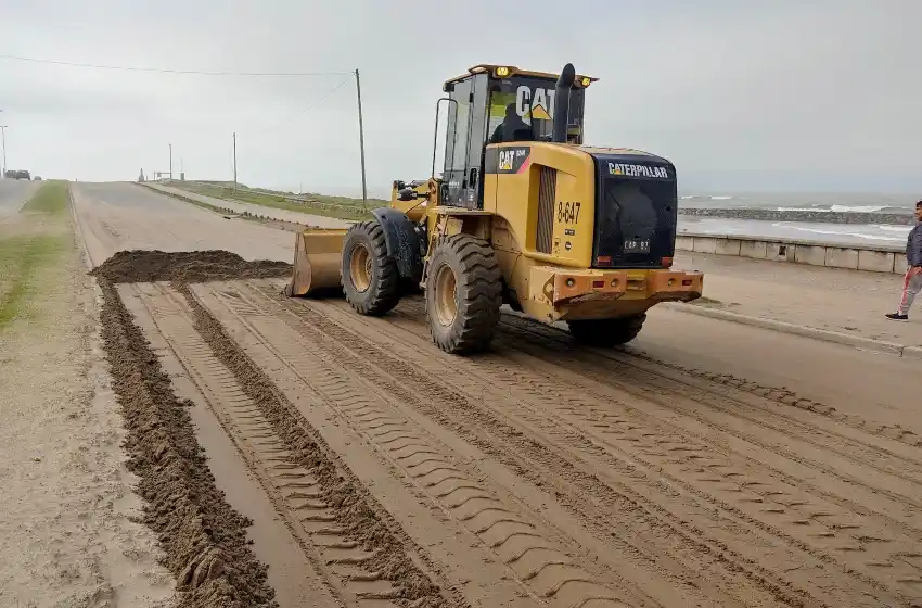 Se acumularon montículos de arena en la costa