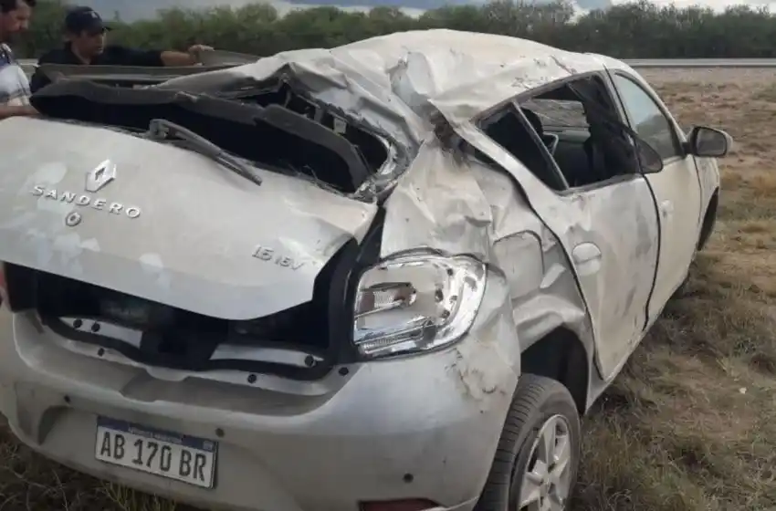 Una familia que viajaba a Mar del Plata sufrió un violento accidente