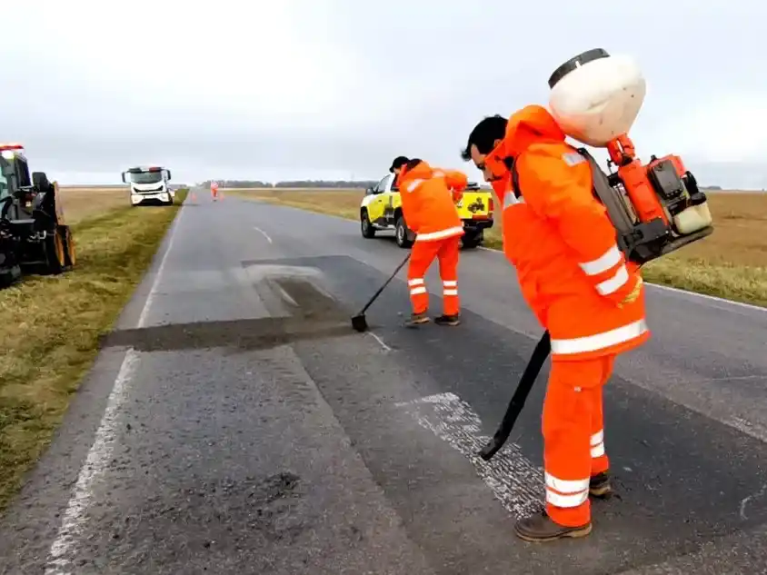 Operarios trabajando en la ruta 3.