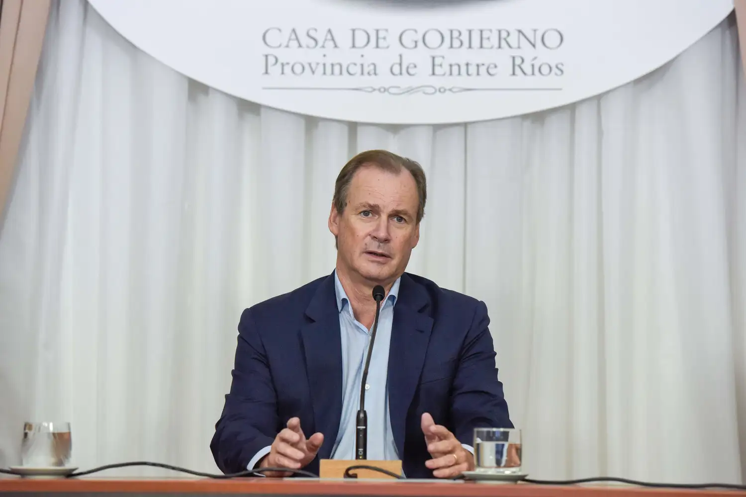 Bordet suspendió por decreto el corte de servicios por 180 días