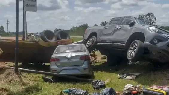 Una camioneta que remolcaba un tráiler volcó en la Ruta 14 y seis personas sufrieron golpes