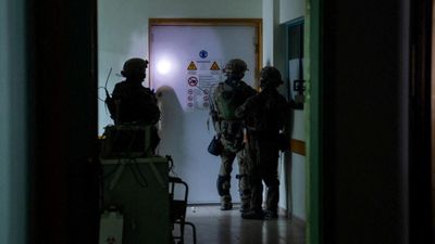 Cientos de personas abandonan el hospital más grande de Gaza, asediado por Israel
