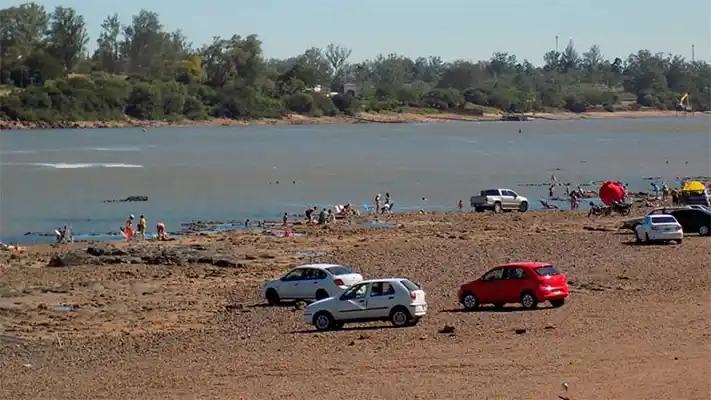 El río Uruguay bajó considerablemente y dejó a uno de sus afluentes casi seco