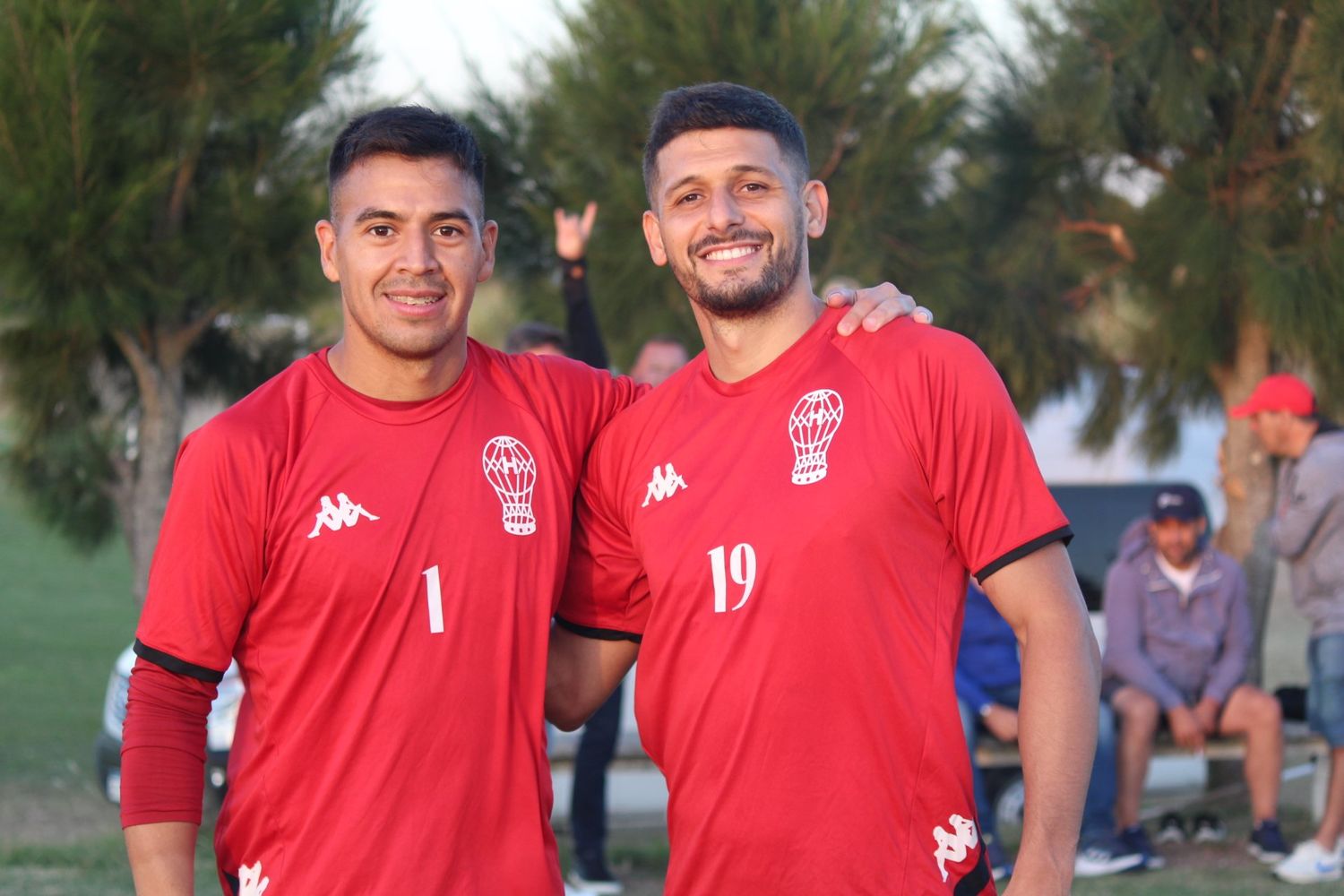 El arquero Lucas Chaves y el delantero tandilense Juan Manuel García, en el último entrenamiento previo al partido en Montevideo.