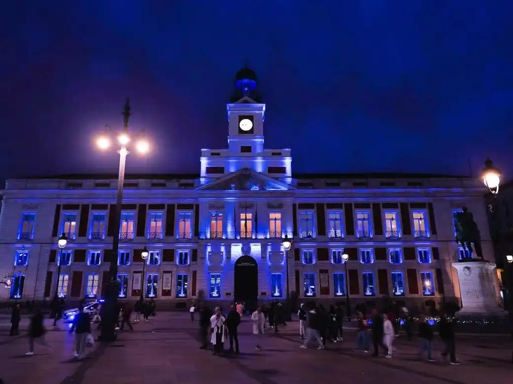 En azul. Puerta del Sol, iluminada por el Día Mundial del Autismo, en 2024. Imagen: Comunidad de Madrid.
