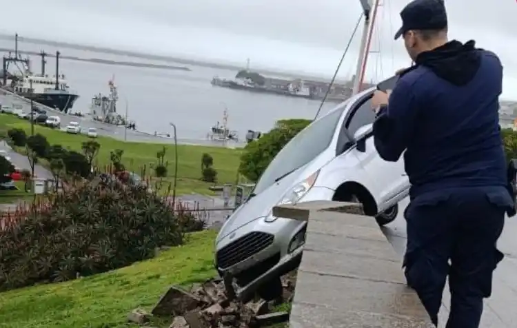 Mar del Plata: Una joven se despistó con el auto y lo dejó colgado del murallón