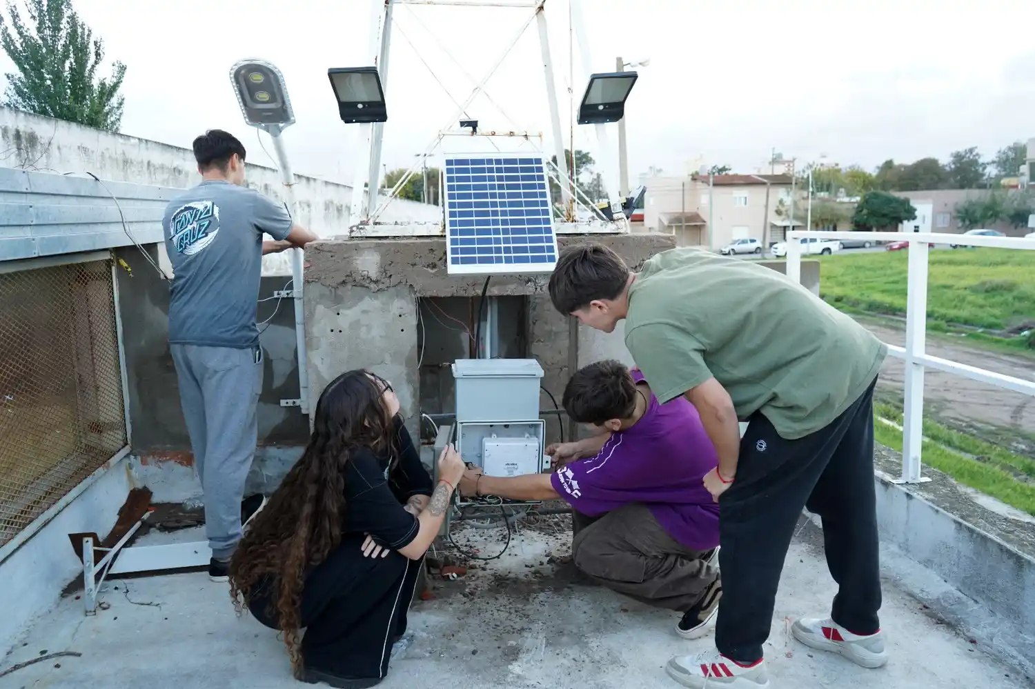 La Técnica 1 de Necochea hace historia: primer parque minieólico escolar del mundo
