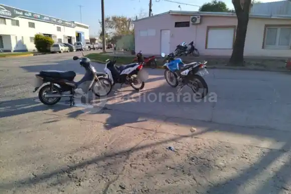 Fuerte choque entre dos motos: uno de los conductores tuvo que ser hospitalizado