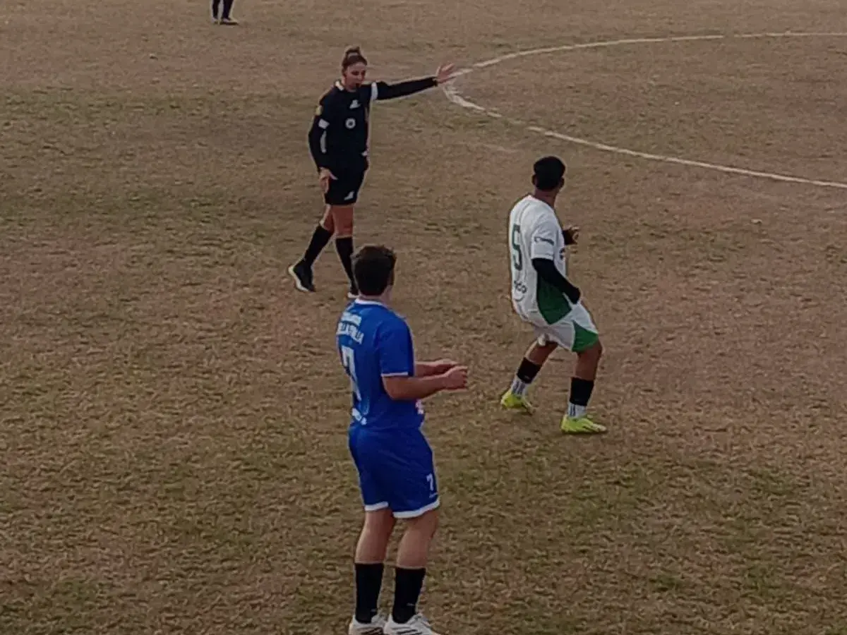 El futbolista Sebastian Stieben del Dep.Bella Italia sufrió el desplazamiento de mandíbula tras recibir una fuerte infracción. Foto:N.Saucedo