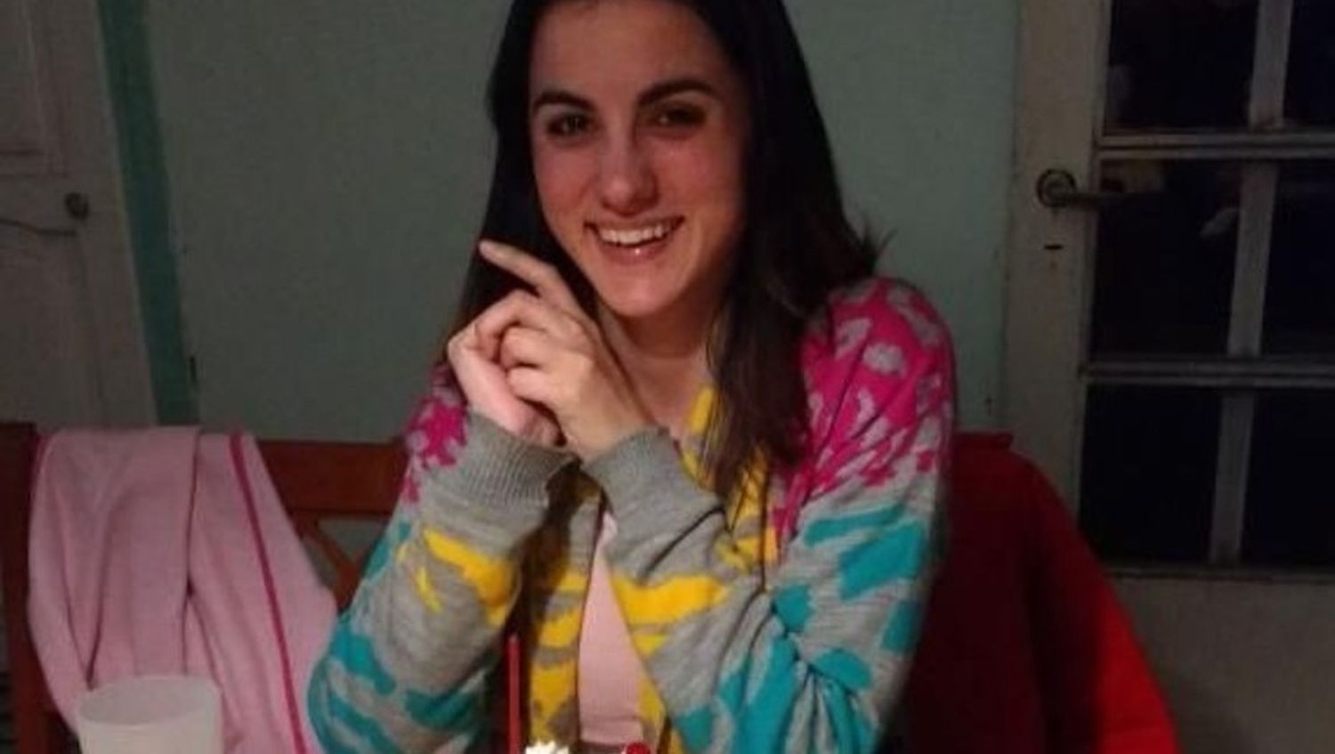 Violó a dos amigas, mató a una, prendió fuego la casa y se fue a dormir a su casa