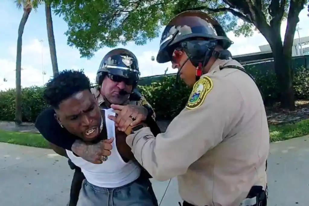 Tyreek Hill cuando fue arrestado en Miami por exceso de velocidad; controversia por la violencia impuesta por la policía (Vía: X).