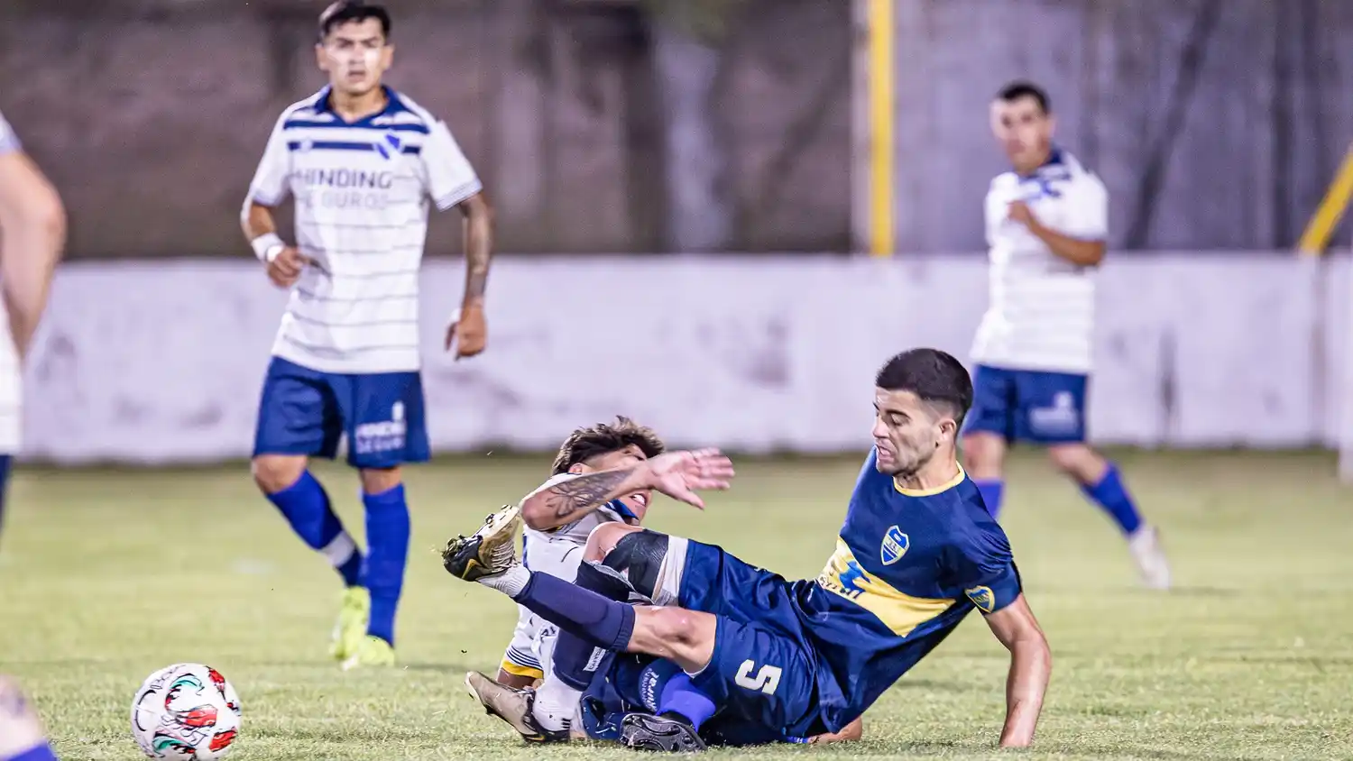 Juan Cruz "Pitu" Mouhape, yendo con todo abajo, con la camiseta de Boca de Tres Arroyos.
