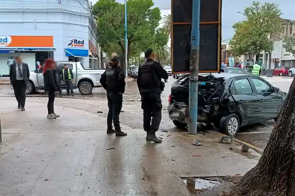 Fuerte choque en pleno centro de Rafaela: un auto quedó sobre la vereda en Bv. Santa Fe