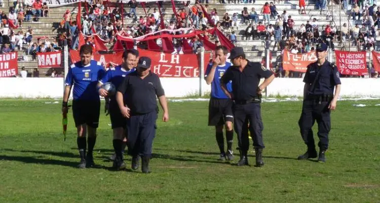 Fútbol: Definen si suspenden los partidos del fin de semana