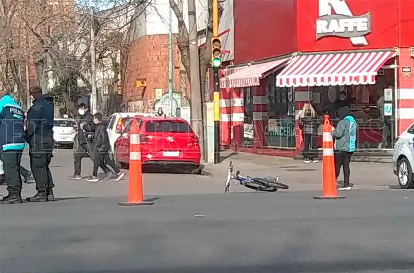 Una mujer fue embestida por un auto y terminó en una clínica