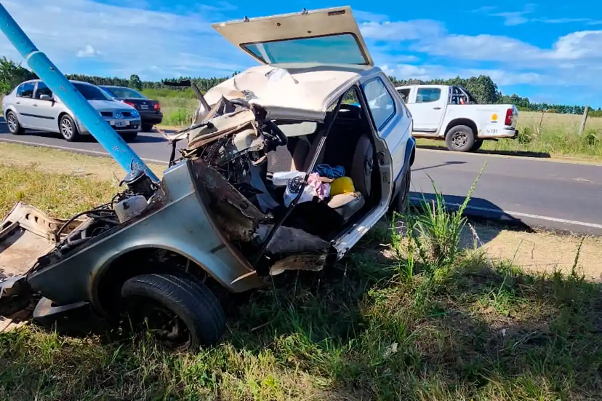 Un conductor fue hospitalizado tras chocar contra un poste de luz