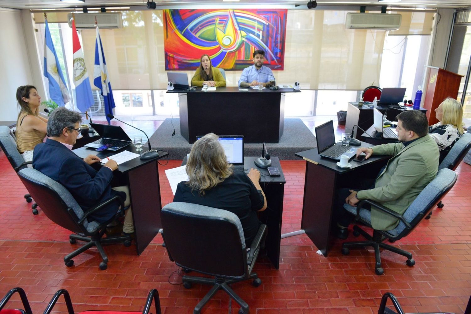 Concejales sesionando con varios puntos interesantes que se trataron.