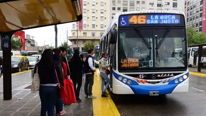 Llegó el aumento: hoy sube el transporte, luz, garrafas y prepagas