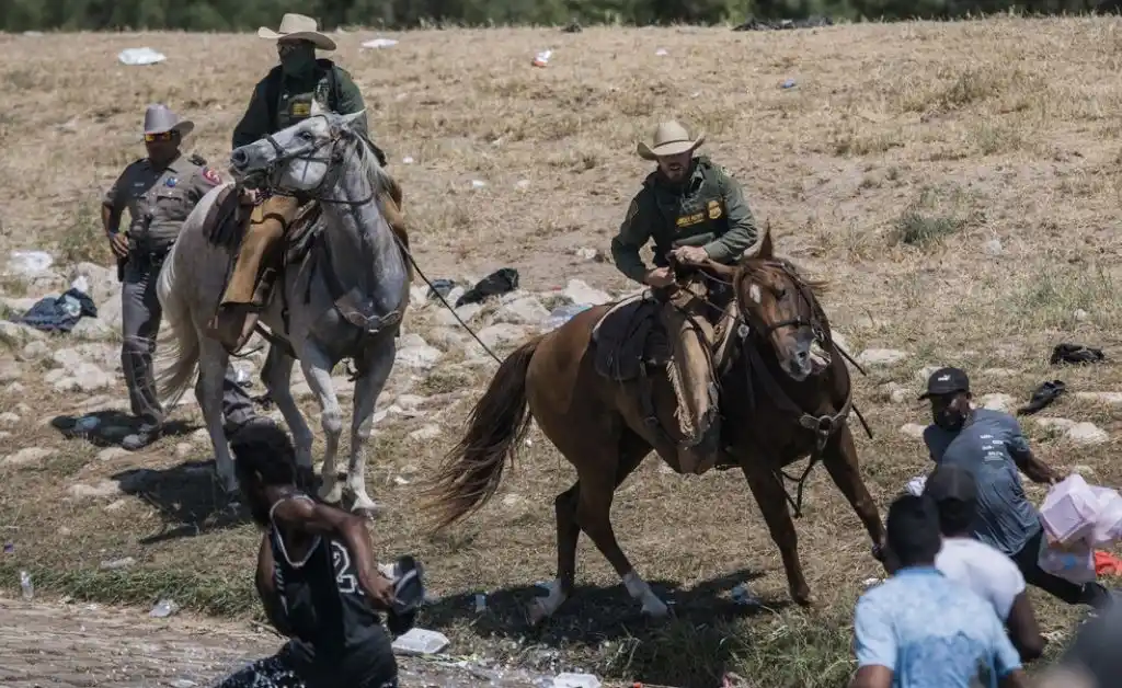 Biden indignado contra las patrullas montadas que agredieron a inmigrantes
