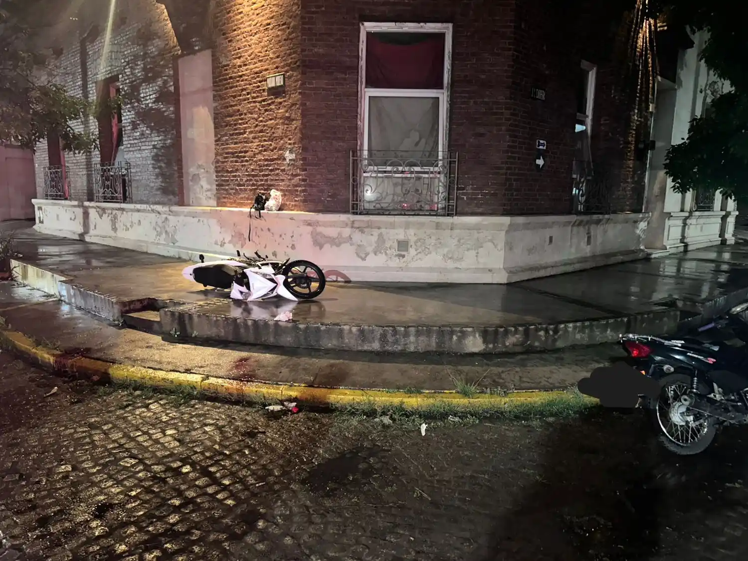 Siguen en grave estado los motociclistas accidentados en barrio Vélez Sarsfield