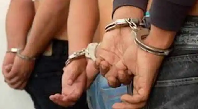 ¡TRAMPOSERÍA SALE! Tres delincuentes robaron, se estrellaron y los agarraron