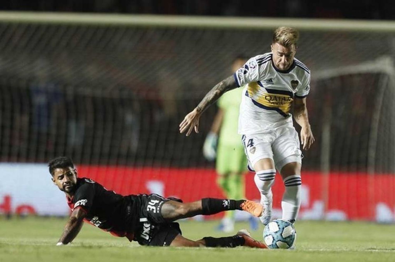 Boca goleó a un Colón que sufre en el descenso