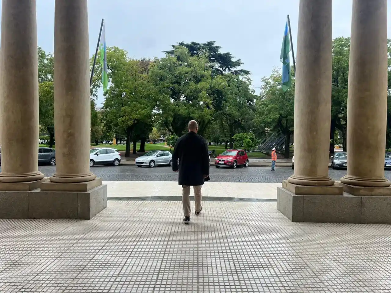 Gesto solidario en la Municipalidad, para una nena que asistió a la escuela sin saber de la suspensión de clases.