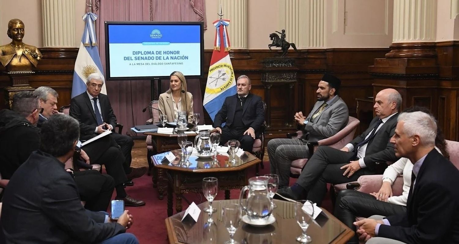 Los tres senadores santafesinos departieron con los santafesinos que viajaron a recibir el diploma. Destacaron la importancia de cultivar la política de diálogo en la sociedad. Foto: Senado de la Nación
