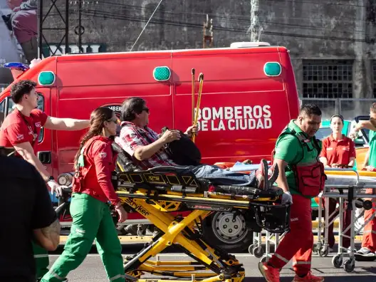 Como consecuencia, 20 personas resultaron heridas, la mayoría con lesiones leves y crisis nerviosas