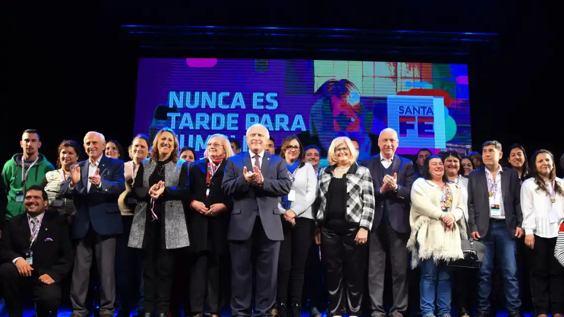 Acto de colación de la primera promoción del plan Vuelvo a Estudiar Virtual