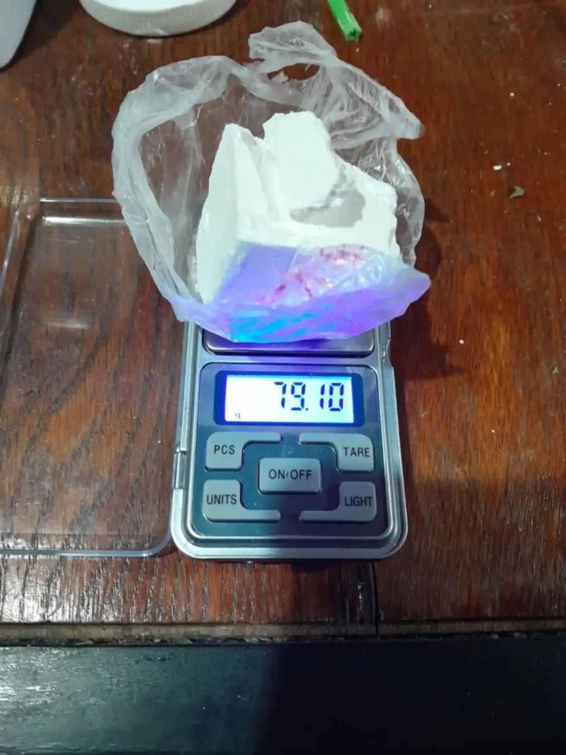 Elementos incautados en allanamiento a hostel en La Plata.