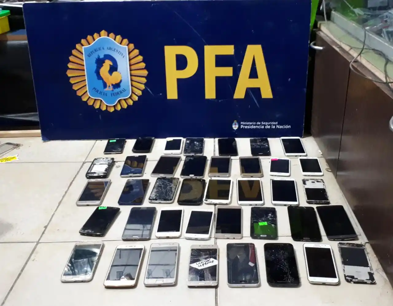"Paseo clandestino": Vendían celulares robados y mercadería extranjera sin aval aduanero en José C. Paz