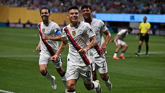 Echeverri debutó en la red en la goleada de Manchester City
