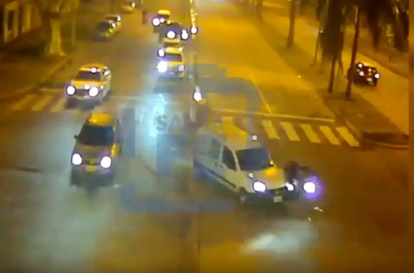 Video: una automovilista dobló sin luz de giro y chocó con un motociclista