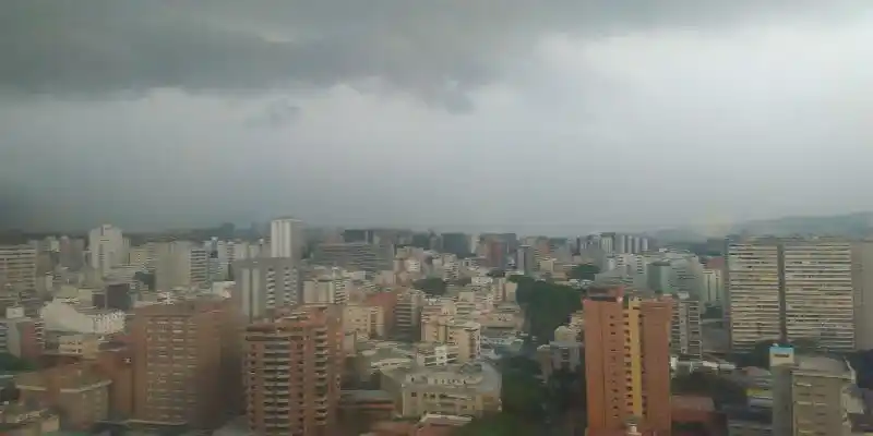 Intenso aguacero en Caracas el día de su cumpleaños (+Videos)