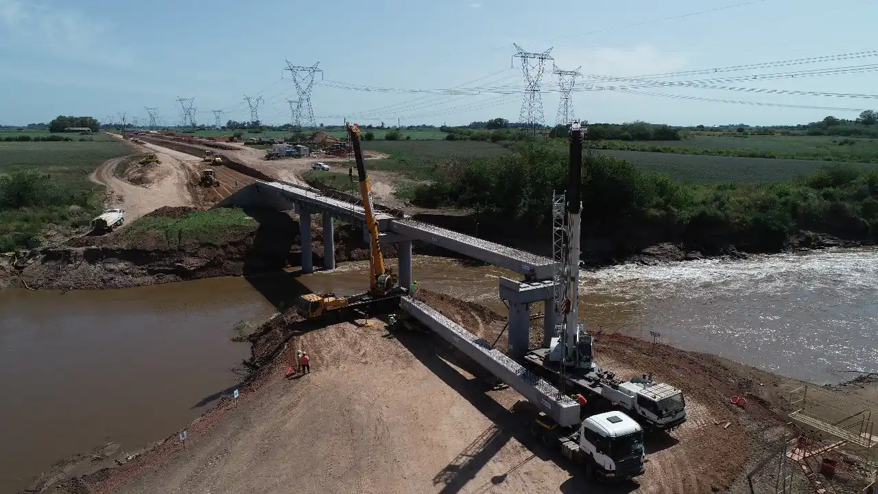 Comenzó la segunda etapa del montaje del puente ferroviario sobre el río Carcarañá