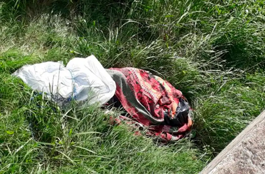 Misterio en la Ruta 2: hallan el cadáver de un hombre cubierto con una frazada