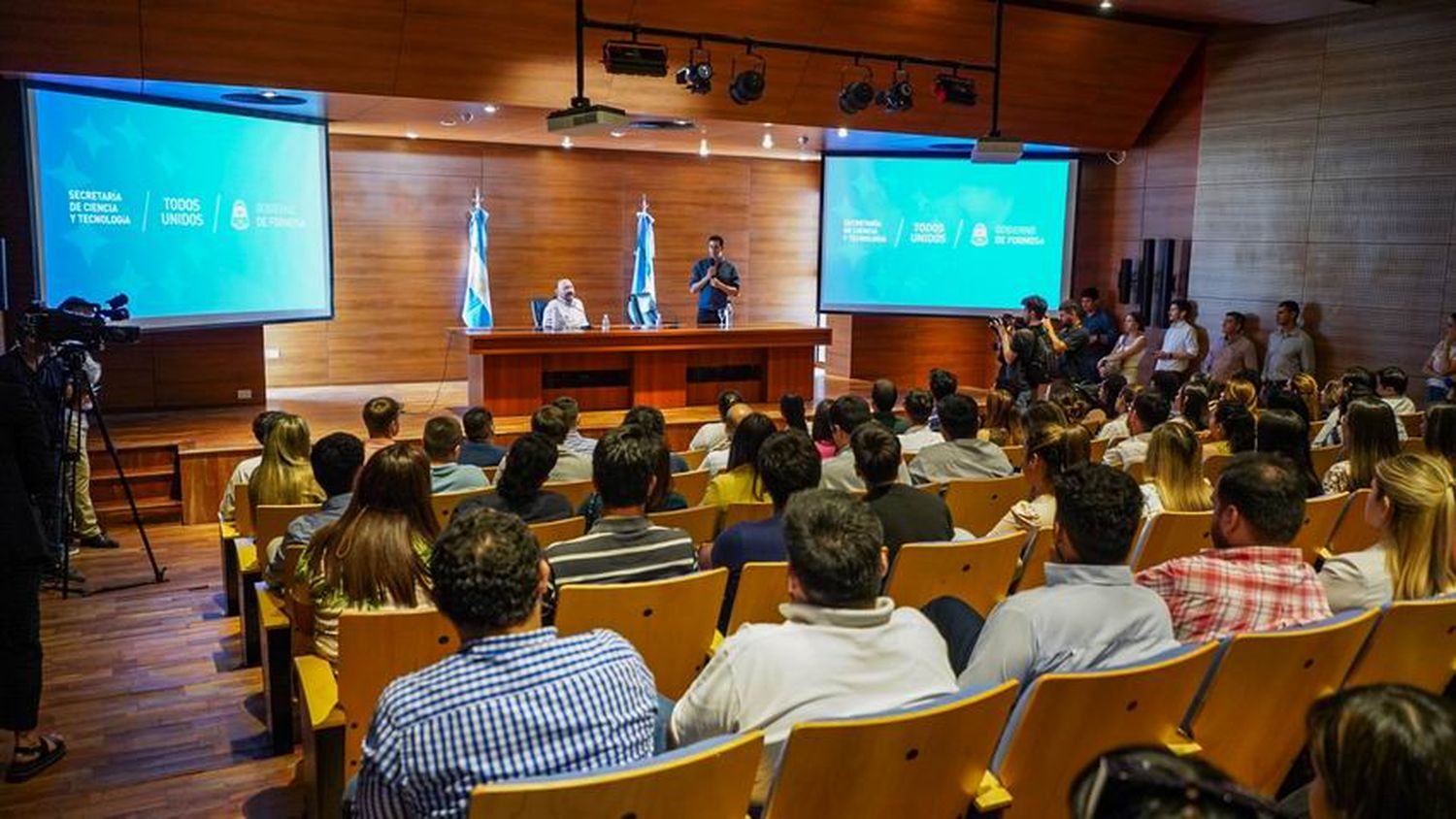 Multitudinario conversatorio de formación política con jóvenes en el Polo Científico