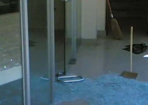 Tras robar en un super, se chocó contra la puerta de vidrio y fue detenido