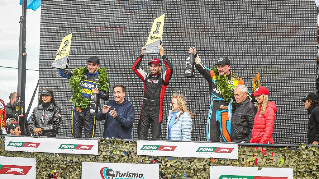 Santero festeja en el podio de Río Gallegos.