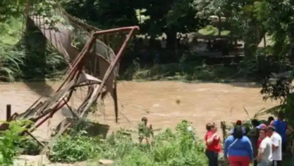 NUEVA SITUACIÓN DE ALARMA: colapsa por las lluvias puente Mochimita, entre Cumaná y Cumanacoa