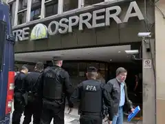 Osprera transfirió $7.700 millones en cinco meses a la droguería Suizo Argentina