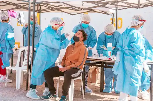 Coronavirus: 13.500 casos, con una positividad del 13%, y 267 muertes