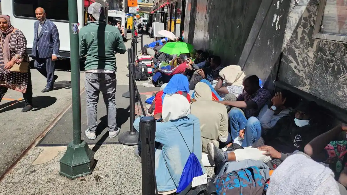POR UNOS PAGAN TODOS: por azote del Tren de Aragua, ordenan a migrantes a abandonar hoteles de Nueva York