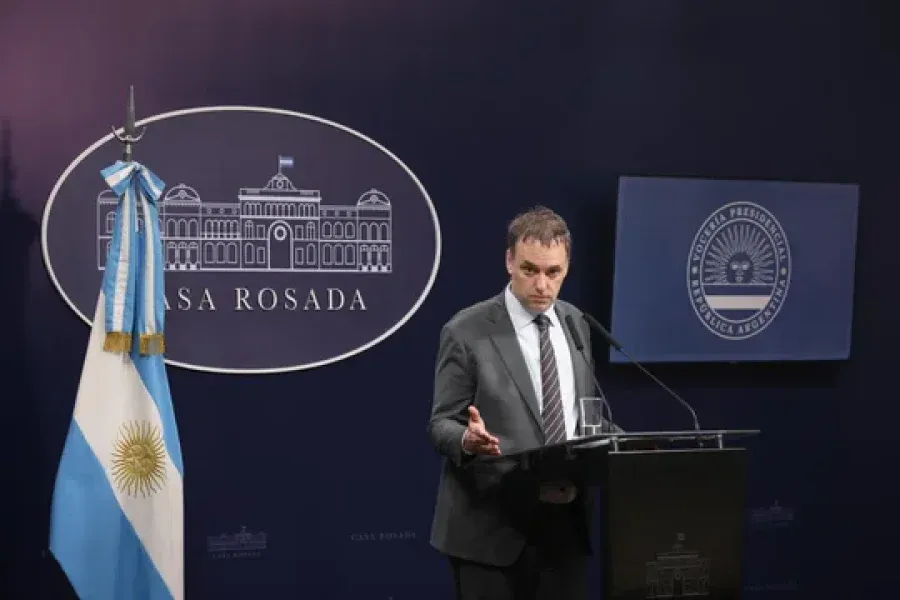 Sadaic intimó a Adorni y exige una retractación pública