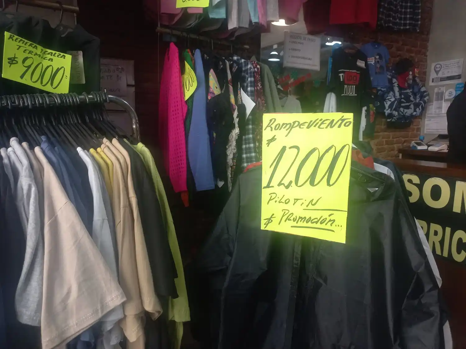 Los comerciantes marplatenses tienen la competencia de aquellos que traen productos importados.