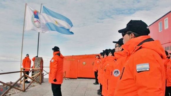 Por primera vez flamea  la bandera de la Libertad Civil en la Base Belgrano II