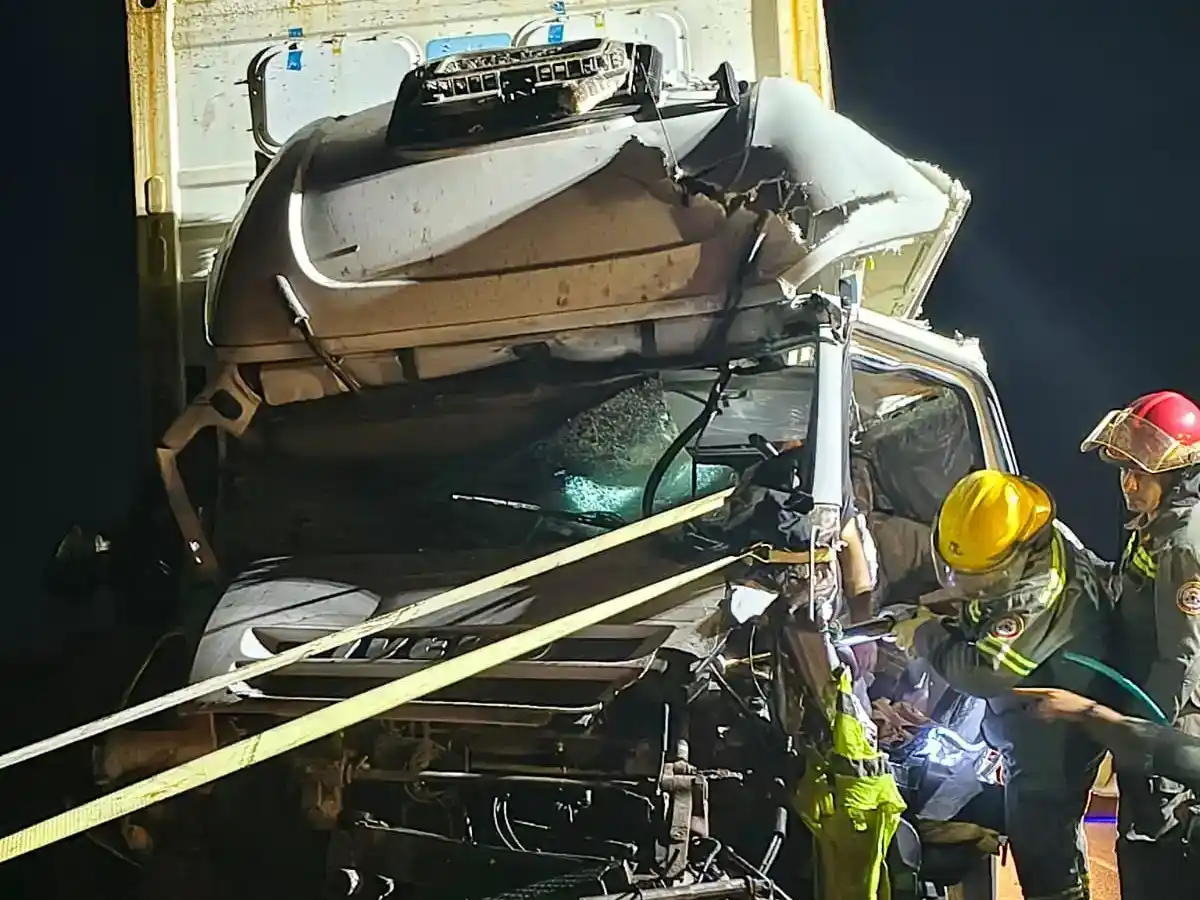 Accidente fatal en Ruta 9, a la altura de San Pedro: murió un camionero tras chocar contra un micro
