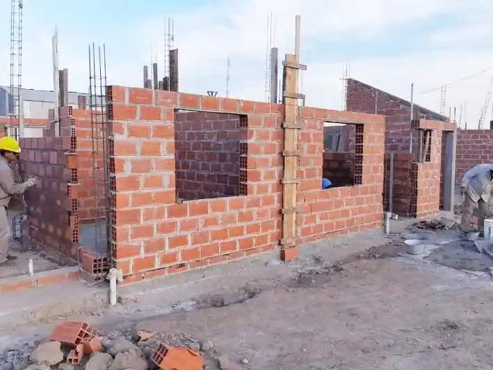 La economía pierde impulso: construcción e industria registraron nuevas caídas en abril